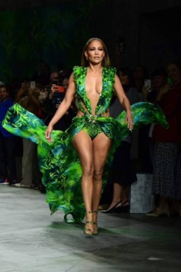 ¡Atrevida! Jennifer Lopez arrasa en la pasarela de Versace a sus 50 años