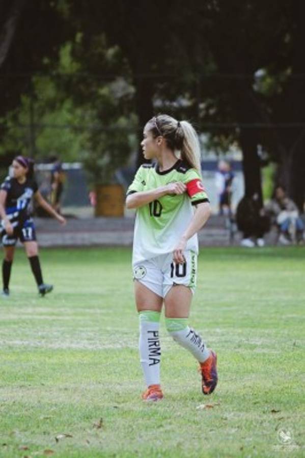 Así es Karla Padilla, la preciosa futbolista y licenciada en fisioterapia que enamora en México