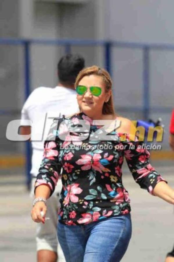 Modelos, aficionadas y esposas de jugadores, entre las chicas de la final Olimpia-Motagua