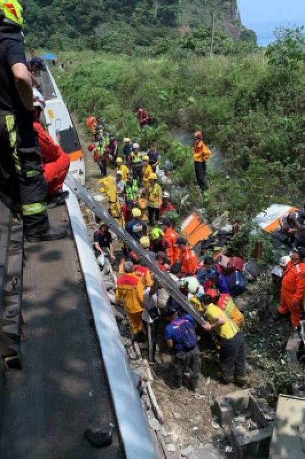 Las dramáticas imágenes de la tragedia en Taiwán: más de 50 muertos y cientos de heridos en un accidente de tren