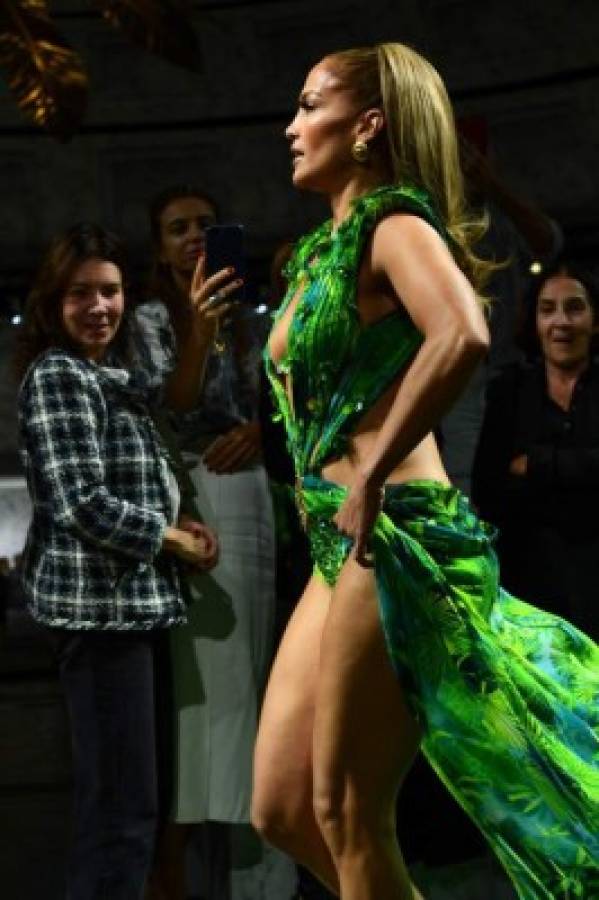 ¡Atrevida! Jennifer Lopez arrasa en la pasarela de Versace a sus 50 años