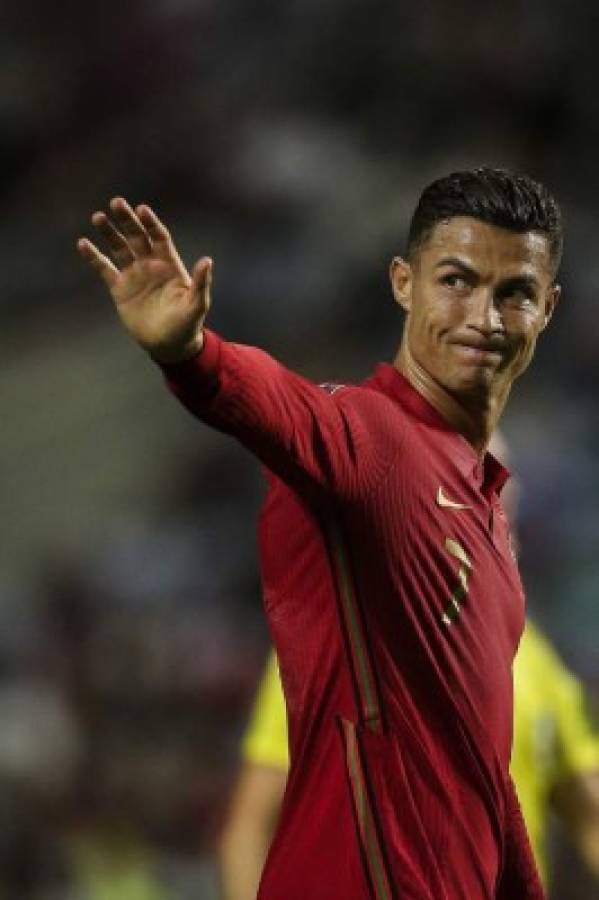 Cristiano Ronaldo suelta puñetazo a su rival y así festejó tras convertirse en el histórico goleador de selecciones