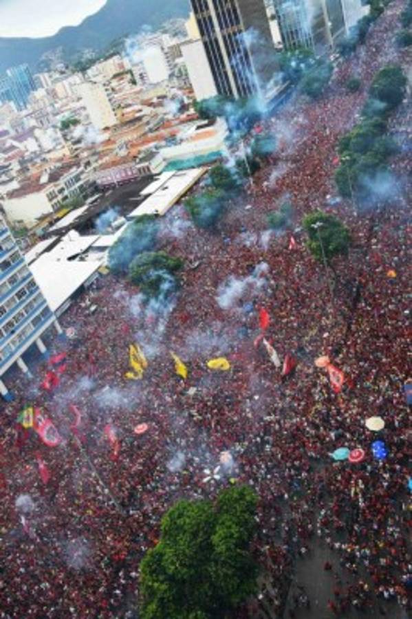 Eufórica celebración del Flamengo en Río de Janeiro tras ganar la Copa Libertadores