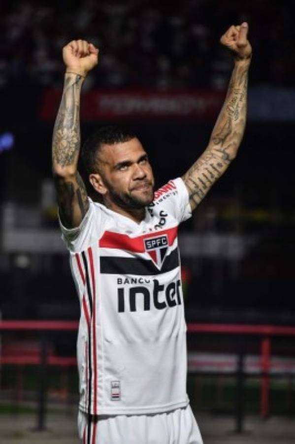 Descalzo, insólito dorsal y fiesta: La épica presentación de Dani Alves con Sao Paulo