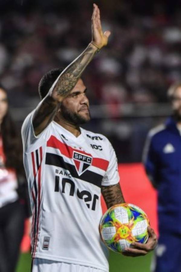 Descalzo, insólito dorsal y fiesta: La épica presentación de Dani Alves con Sao Paulo