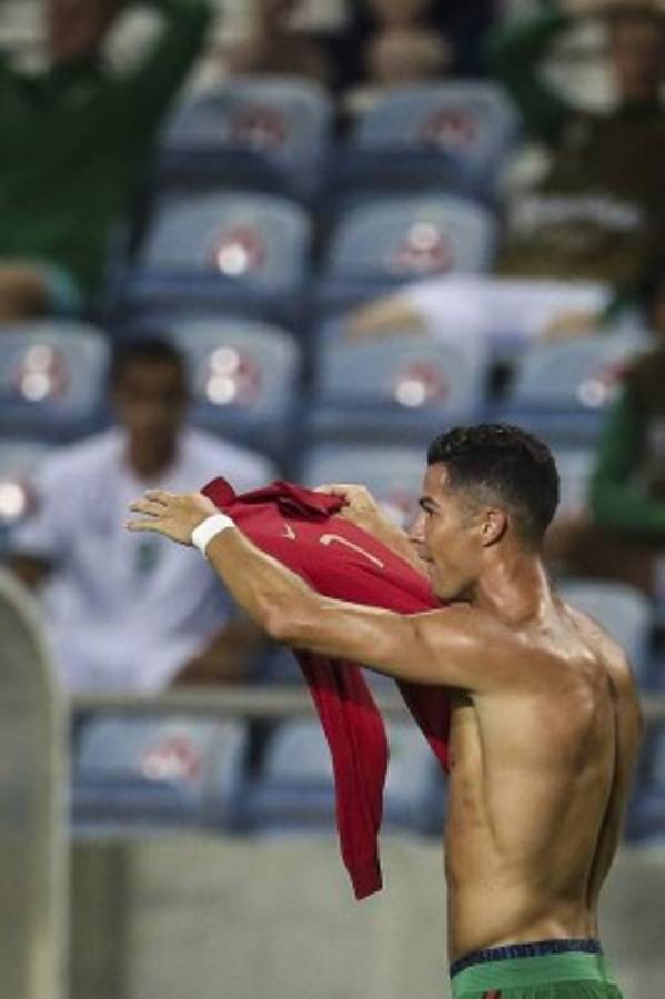 Cristiano Ronaldo suelta puñetazo a su rival y así festejó tras convertirse en el histórico goleador de selecciones