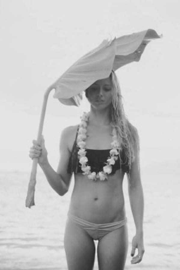 FOTOS: Maud, la bella chica que surfea en tacones