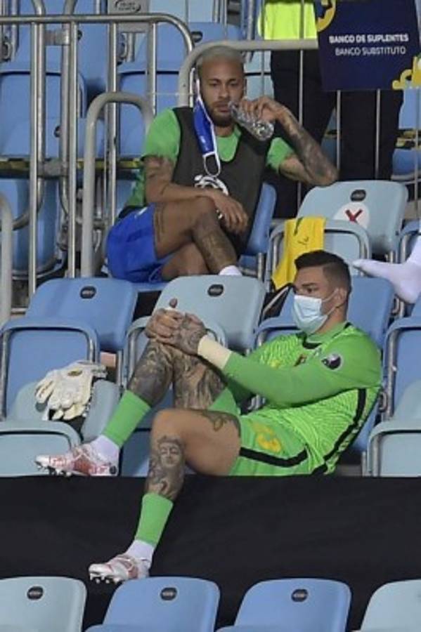 ¿En qué estaba pensando? Así fue captado Neymar en el Brasil-Ecuador y el tremendo 'oso' de Vinicius