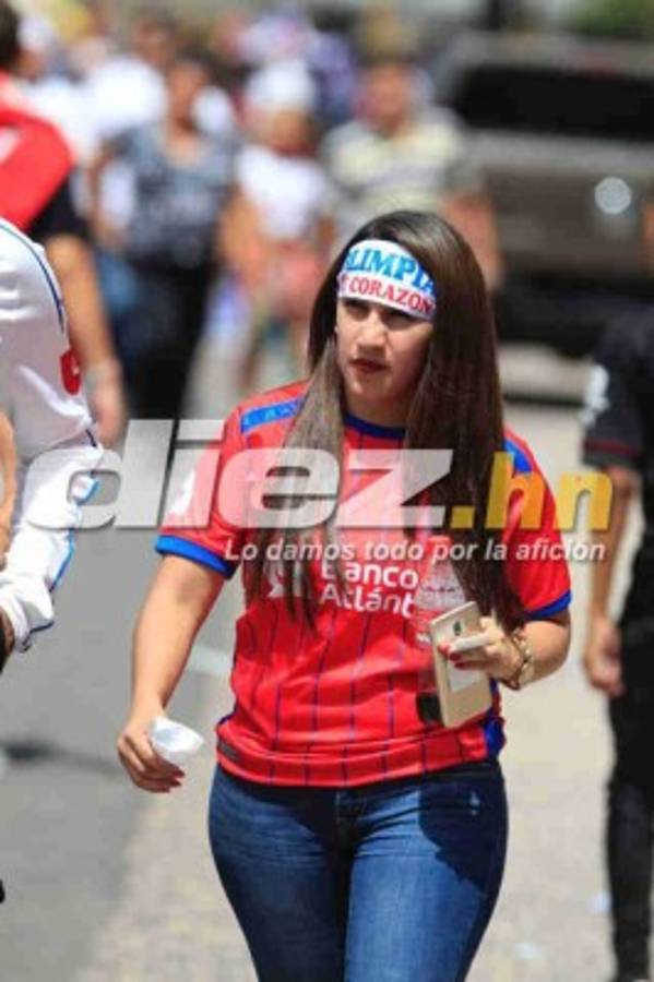 Modelos, aficionadas y esposas de jugadores, entre las chicas de la final Olimpia-Motagua