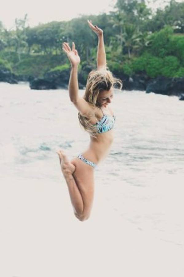 FOTOS: Maud, la bella chica que surfea en tacones