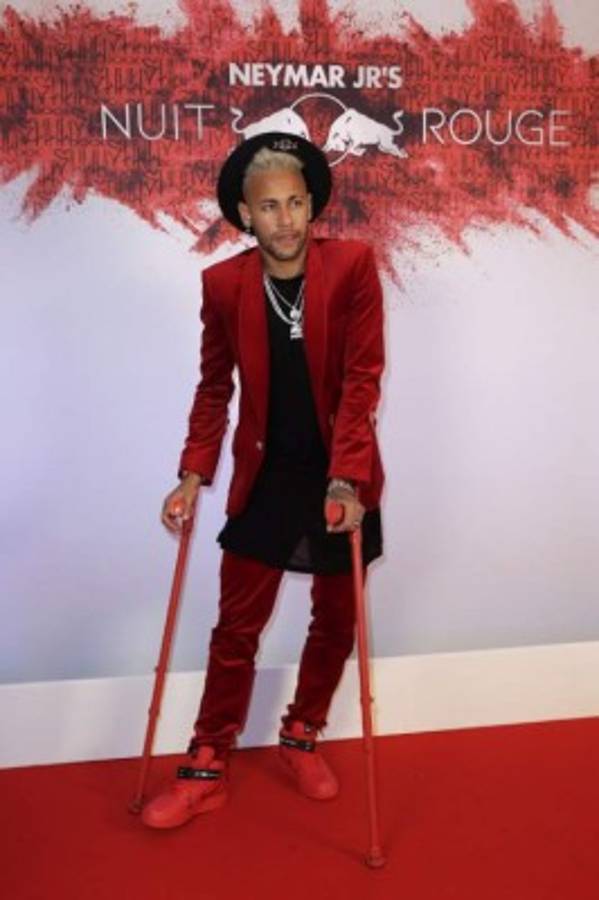 Fotos: El fiestón Neymar por su cumpleaños... ¡y en muletas!