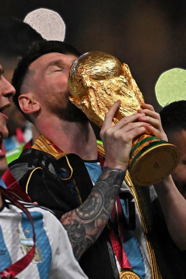 ¿Qué significa la capa que le colocó el Emir de Qatar a Messi? El polémico festejo del Dibu y un Mbappé destrozado por Argentina