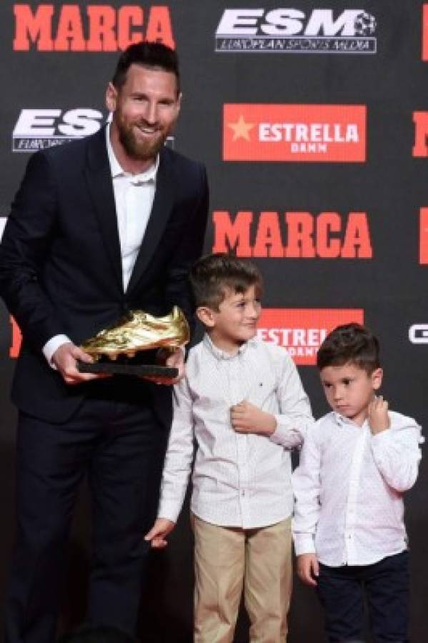 Show de Mateo Messi: Saca la lengua y roba el micrófono durante la entrega de la Bota de Oro