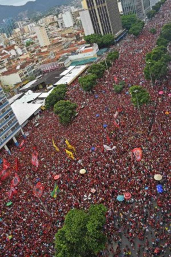 Eufórica celebración del Flamengo en Río de Janeiro tras ganar la Copa Libertadores