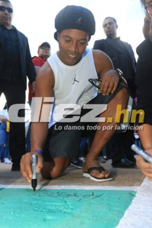 ¡Espectacular! Ronaldinho llevó tremenda felicidad a niños de Honduras