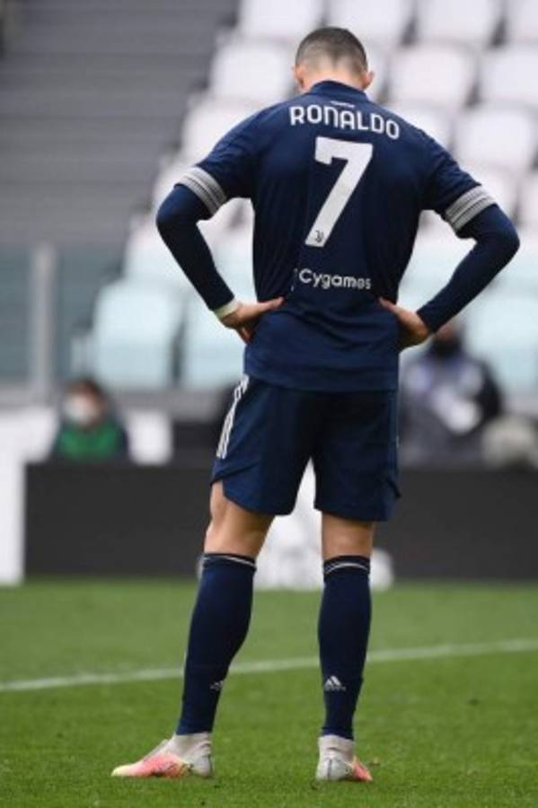 De rodillas y destruido: las duras imágenes de Cristiano Ronaldo tras sufrir otro ridículo con la Juventus