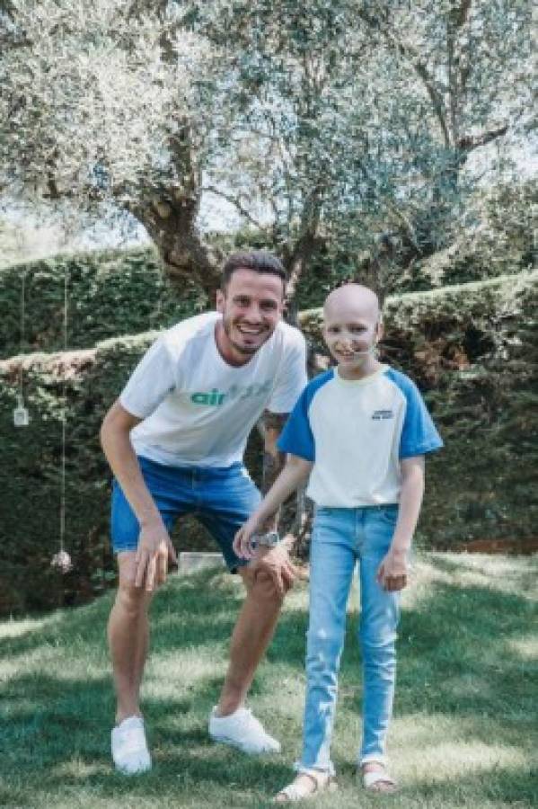 Niño hondureño comparte con Luka Modric en campaña contra el cáncer infantil