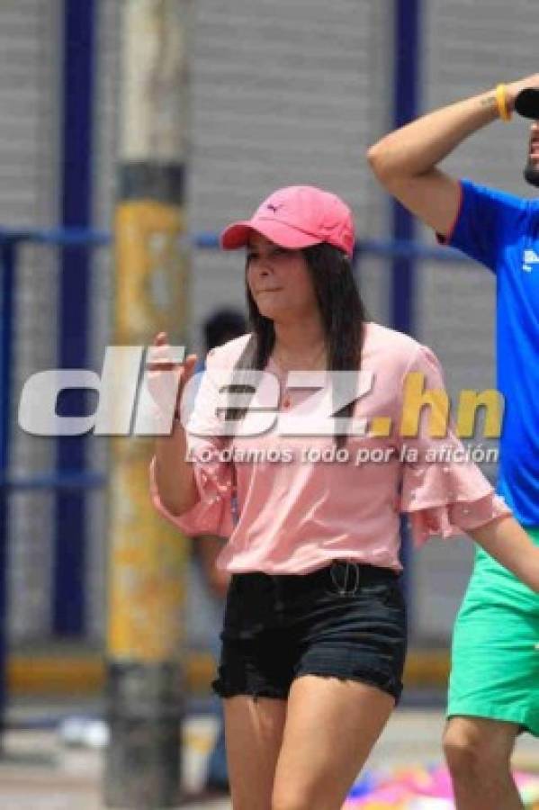 Modelos, aficionadas y esposas de jugadores, entre las chicas de la final Olimpia-Motagua