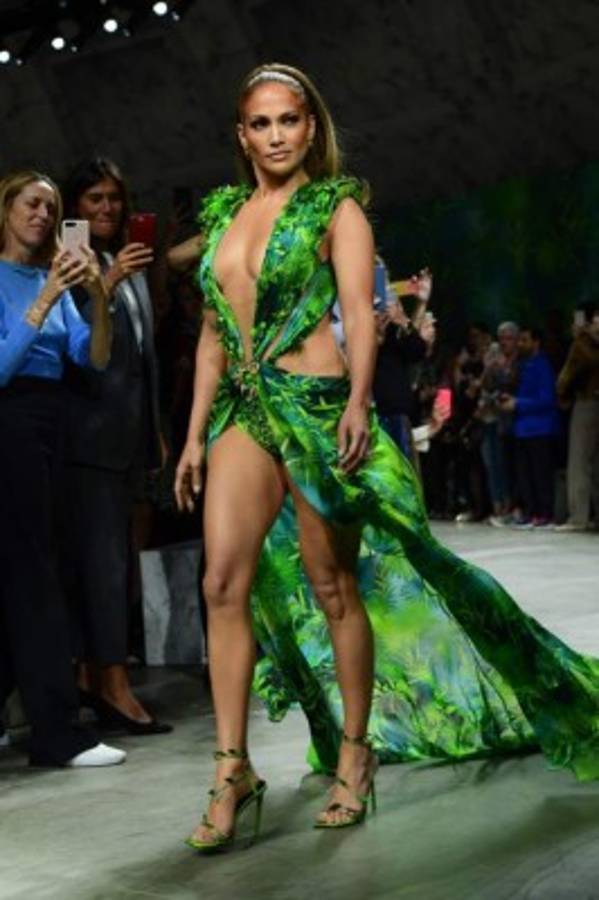 ¡Atrevida! Jennifer Lopez arrasa en la pasarela de Versace a sus 50 años