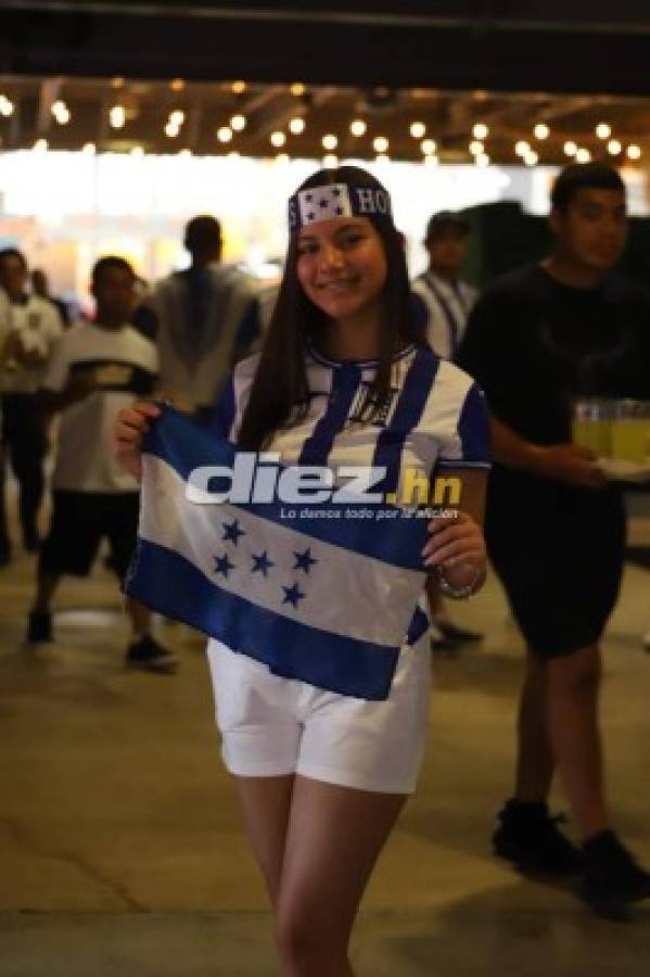 Invasión de hinchas a la cancha, familias reunidas y bellas chicas en el Honduras-Panamá