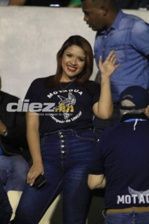 ¡Deslumbran! Las bellas hinchas del Motagua se roban la miradas en el estadio Nacional