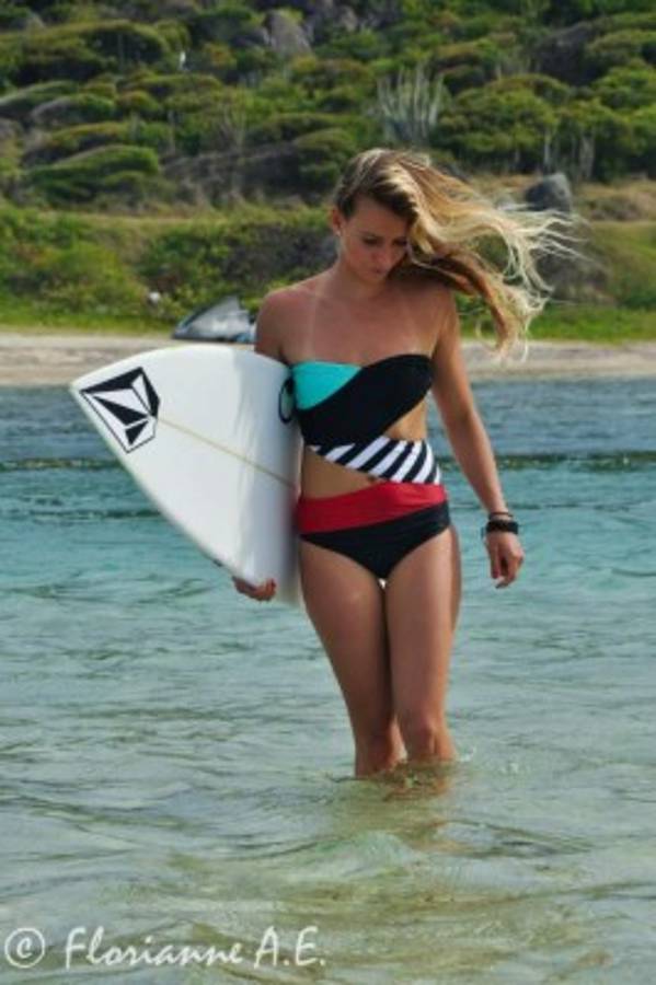 FOTOS: Maud, la bella chica que surfea en tacones