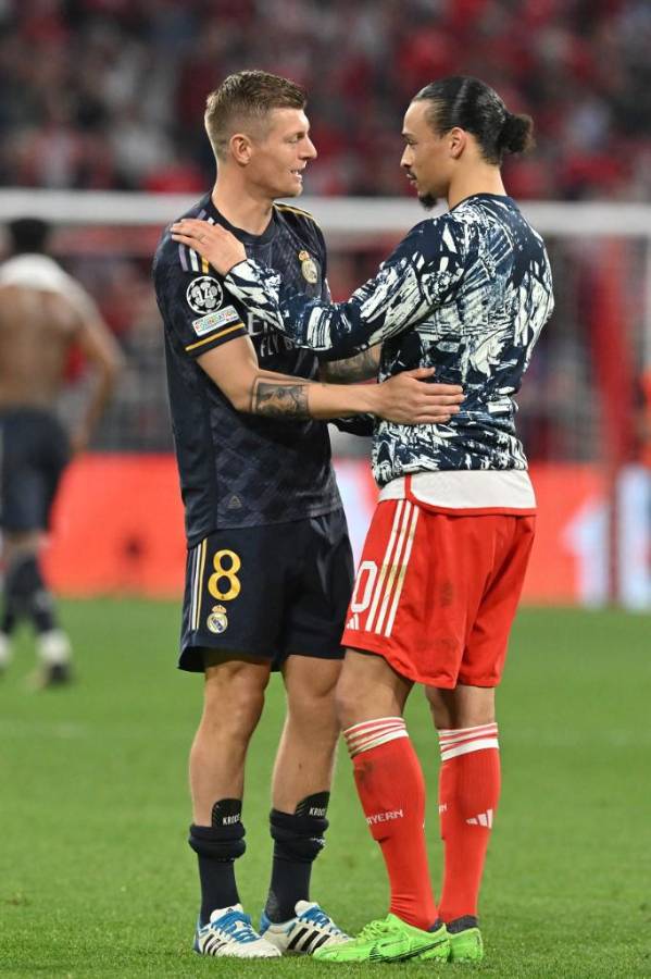 Tchouaméni interrumpe a Müller, Vinicius se divierte ante Bayern y las bellas chicas apoyando al Real Madrid