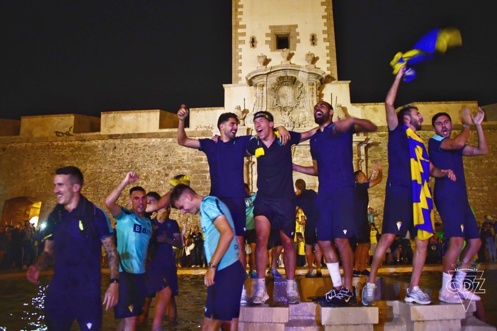 Choco Lozano como todo un ídolo: Así fue la “loca” celebración de los jugadores del Cádiz con su afición