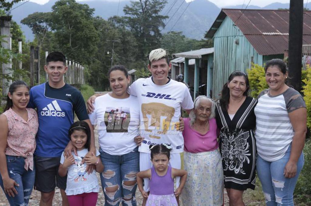 Francisco vive bajo el mismo techo con sus tres hijos, esposa, hermana, hermano, cuñada y madre. (Foto Neptalí Romero)
