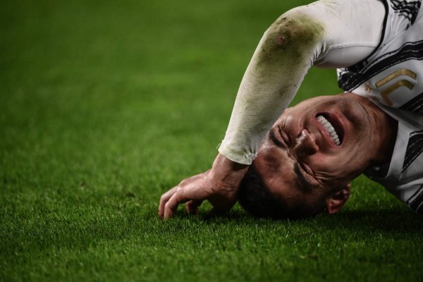 Solo, impotente y con un golpe: La frustración de Cristiano Ronaldo tras eliminación de la Juventus en Champions