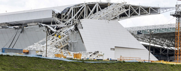 Imágenes del accidente en las obras del estadio inaugural del Mundial-2014.