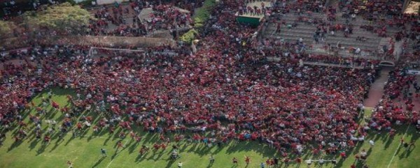 La invasión de cancha más espectacular de la historia del fútbol africano