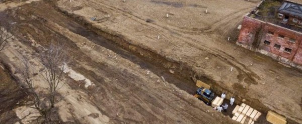 En una isla: Así están enterrando a los muertos por coronavirus en Nueva York