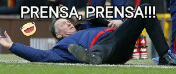 Louis Van Gaal es víctima de divertidos memes tras su simulación de falta en Inglaterra