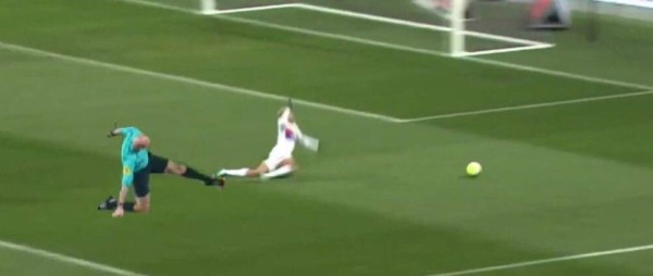 ¡Lluvia de memes! Patada de árbitro a jugador en Francia genera imagenes para morir de la risa