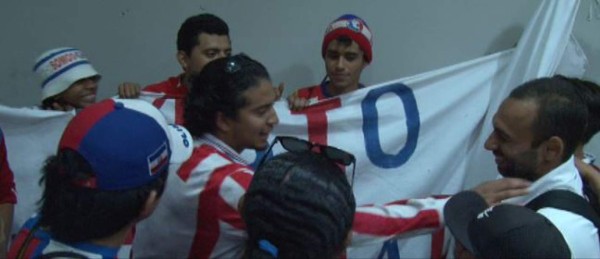 VIDEO: Con bombos y platillos la 'Ultra Fiel' alabó el regreso de Fabio de Souza