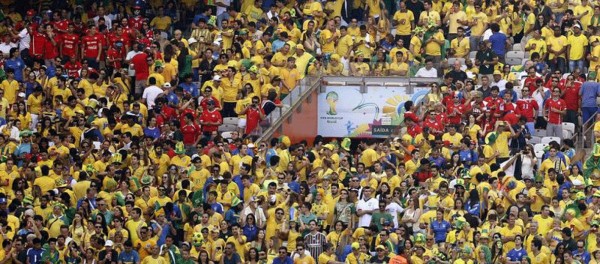 Aficionados disfrutan el Mundial a ritmo de samba.