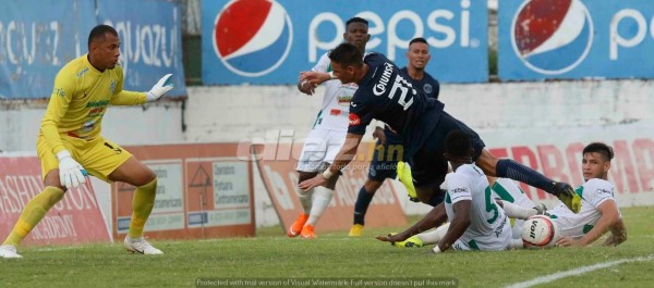 NO SE VIO: Fulminados por el calor, polémica, patadas y la bella del puerto