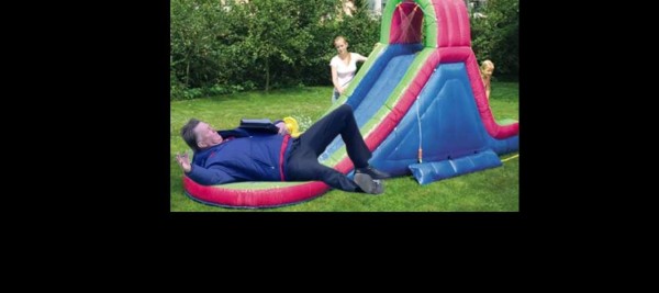 Louis Van Gaal es víctima de divertidos memes tras su simulación de falta en Inglaterra