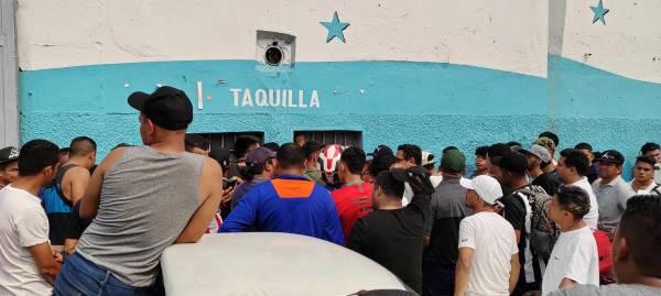 A las 9 AM comenzó la apertura en taquilla. Cientos de hinchas ya se encontraban en el lugar.