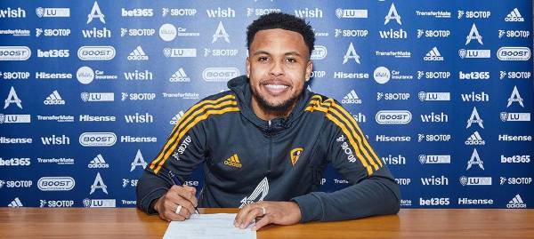 McKennie firmando contrato con el Leeds United de Inglaterra.