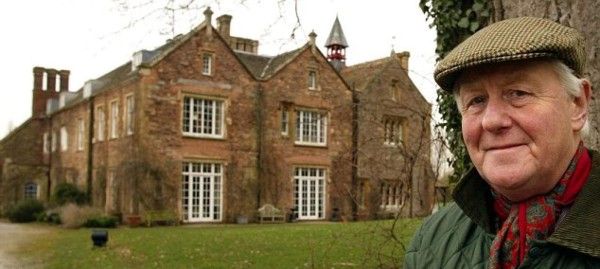 En fotos: Así vive el multimillonario de 72 años que busca joven esposa para darle tarjetas de crédito y herencia