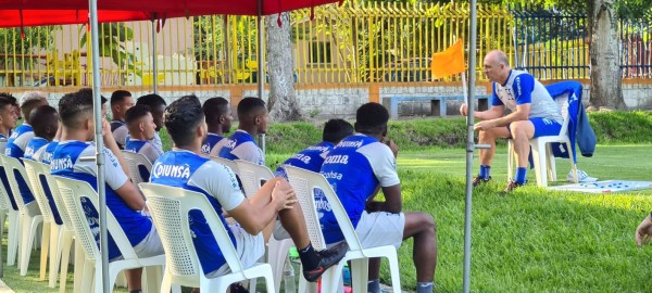¡A puerta cerrada, con charla y mucha táctica, la Bicolor está por cerrar su preparación para la Copa Oro!