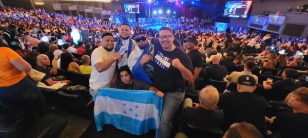 ¡Teófimo López campeón mundial! El hondureño venció a Josh Taylor por el cinturón OMB del peso superligero