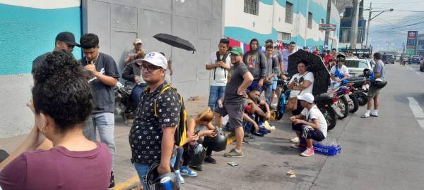 Largas filas en el Estadio Nacional por los boletos de la Gran Final.
