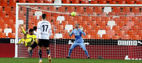 ¡Imágenes memorables! La chilena del Choco Lozano frente al Valencia y su eufórica celebración
