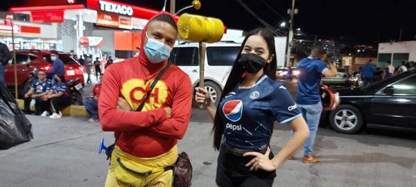 No se vio por TV: Con camiseta de Olimpia apoyando a Motagua, el beso y el 'invitado' en el palco