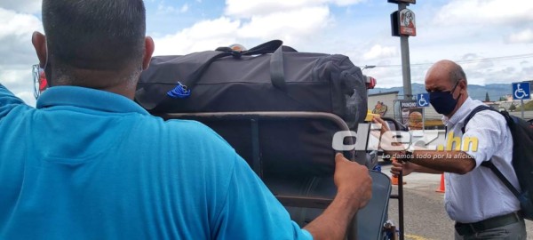 ¡Se fue mudo y con todas sus maletas! Las imágenes de la partida del técnico Fabián Coito