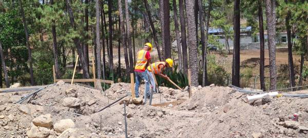 Los trabajadores en su labor diaria en Siguatepeque. Foto cortesía Fenafuth.