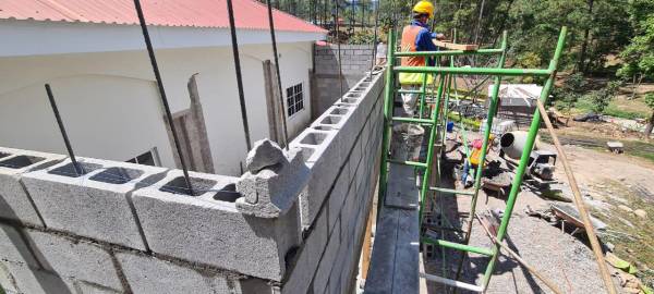 Parte de los obreros trabajando en las remodelaciones. Foto cortesía Fenafuth.